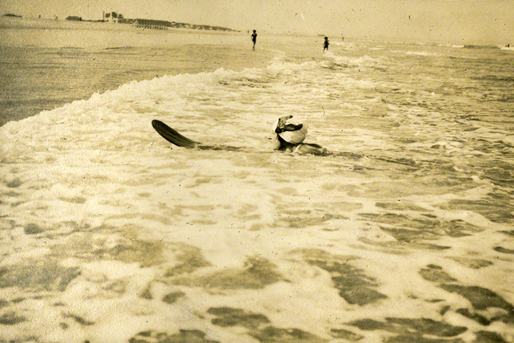 Agatha Christie: board riding at Muizenberg, South Africa, in 1922 | Photo: The Christie Archive Trust Agatha Christie: board riding at Muizenberg, South Africa, in 1922 | Photo: The Christie Archive Trust