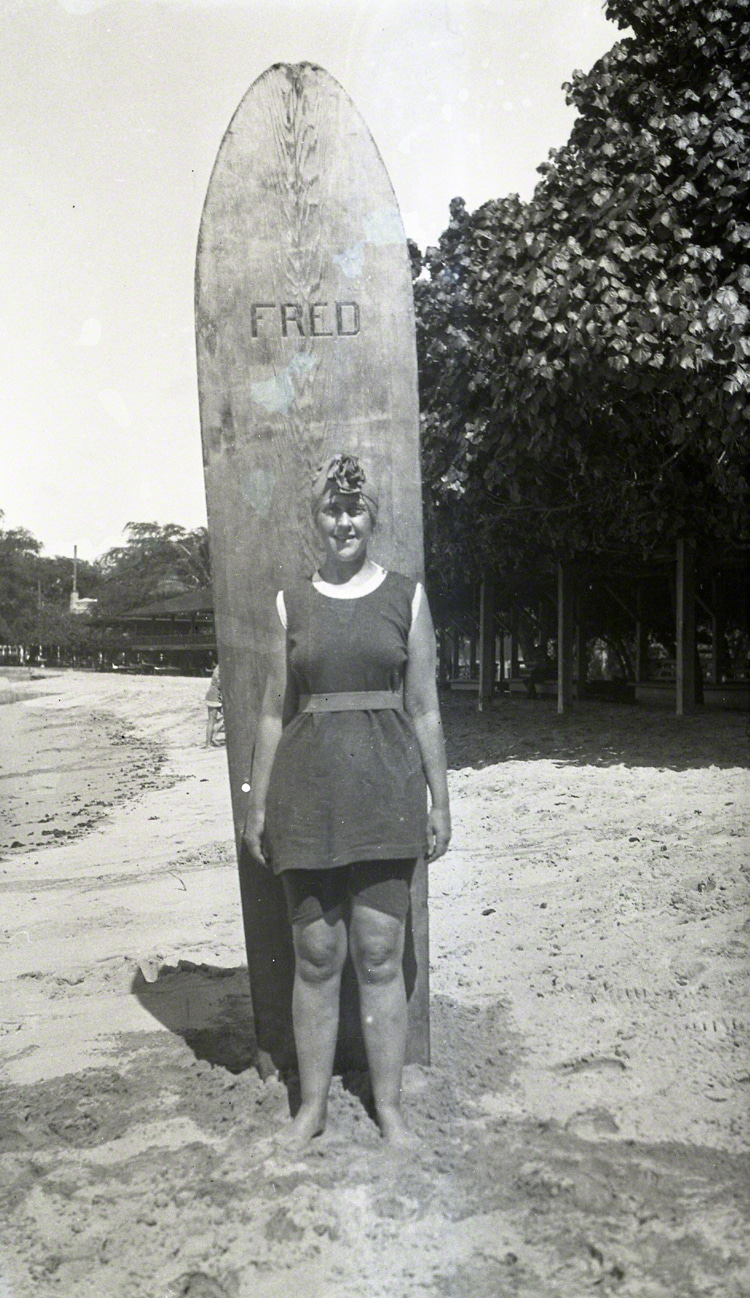 Agatha Christie: ready to hit the surf at Waikiki Beach in 1922 with the famous Fred surfboard | Photo: The Christie Archive Trust Agatha Christie: ready to hit the surf at Waikiki Beach in 1922 with the famous Fred surfboard | Photo: The Christie Archive Trust