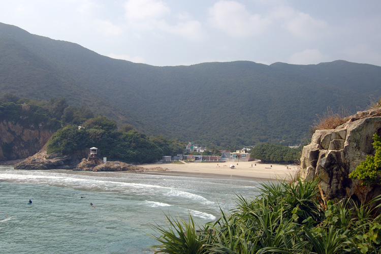 Big Wave Bay Beach: one of the 42 Hong Kong beaches where surfing is a crime | Photo: Young/Creative Commons Big Wave Bay Beach: one of the 42 Hong Kong beaches where surfing is a crime | Photo: Young/Creative Commons