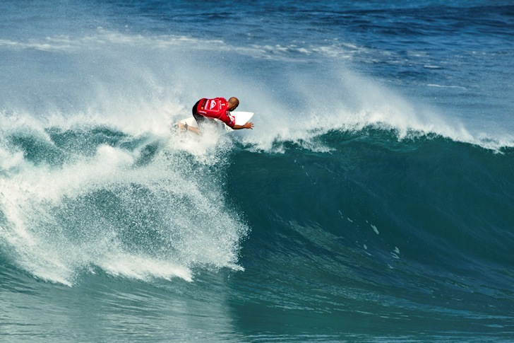Floater: crouch on approach and make the swoop happen | Photo: Quiksilver/Chauché