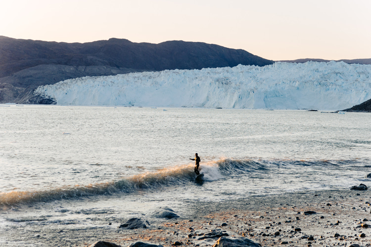Ilulissat, Greenland: surfing a rare wave from a melting iceberg | Photo: Jorge Abian