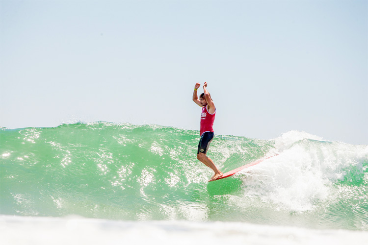 Hang 10: tip riding requires timing, balance, and grace | Photo: Lallande/Vans
