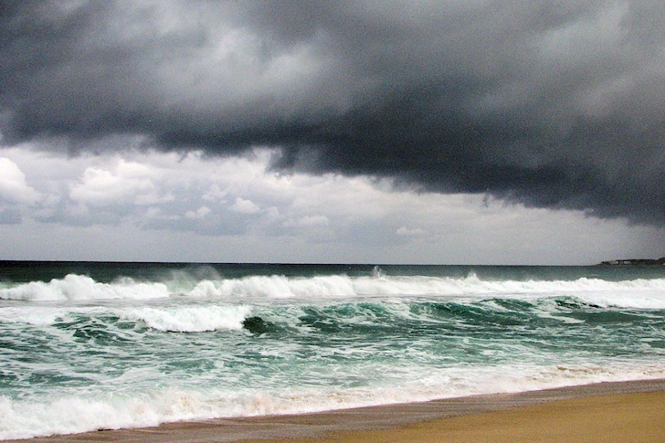 Hurricane waves: check your local spot and the forecast before surfing