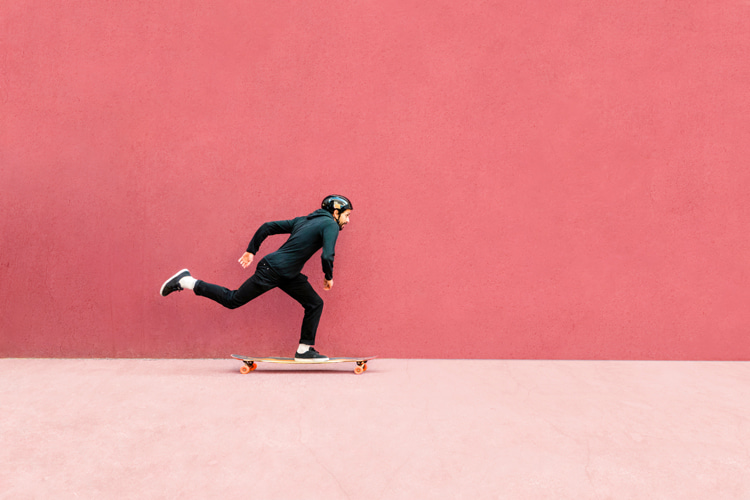 Skateboarding: always push with your back foot while learning to ride | Photo: Shutterstock