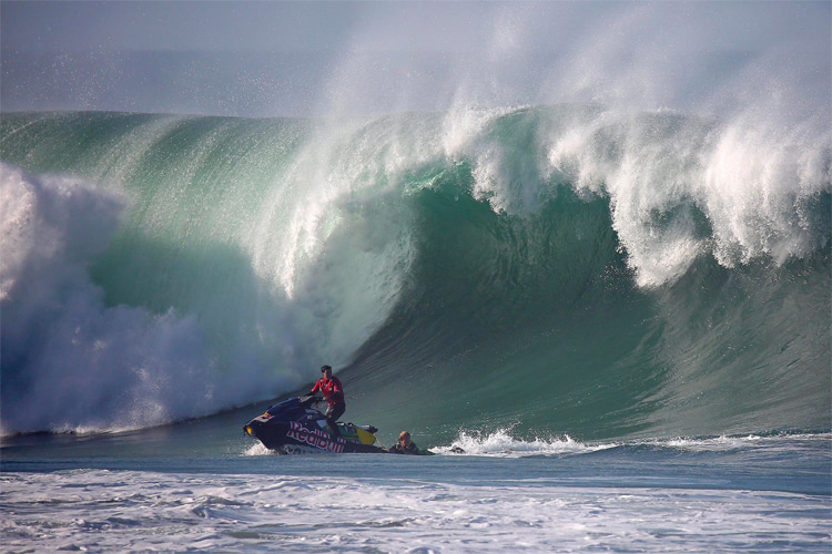 Lucas Chianca: taking his fellow countryman Lucas Fink out of the impact zone at Praia do Norte | Photo: Estrelinha/Praia do Norte