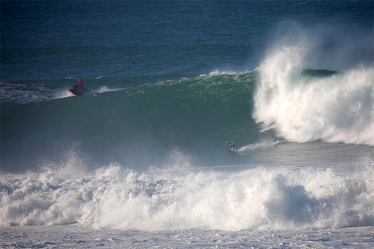 Lucas Fink: riding his finless skimboard across a giant wall of water in Nazaré |  Photo: Estrelinha/Praia do Norte