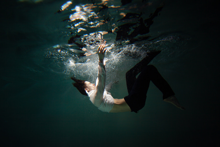 Survival swimming: learning how to turn pants into a life jacket has already saved lives | Photo: Shutterstock