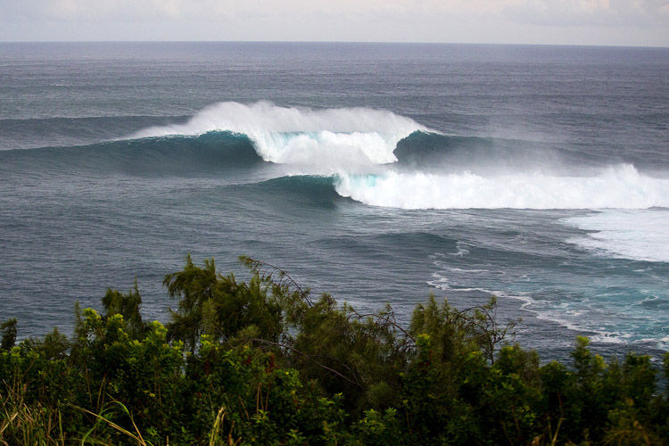 Jaws/Peahi: a concave refraction wave | Photo: Kirstin/WSL Jaws/Peahi: a concave refraction wave | Photo: Kirstin/WSL