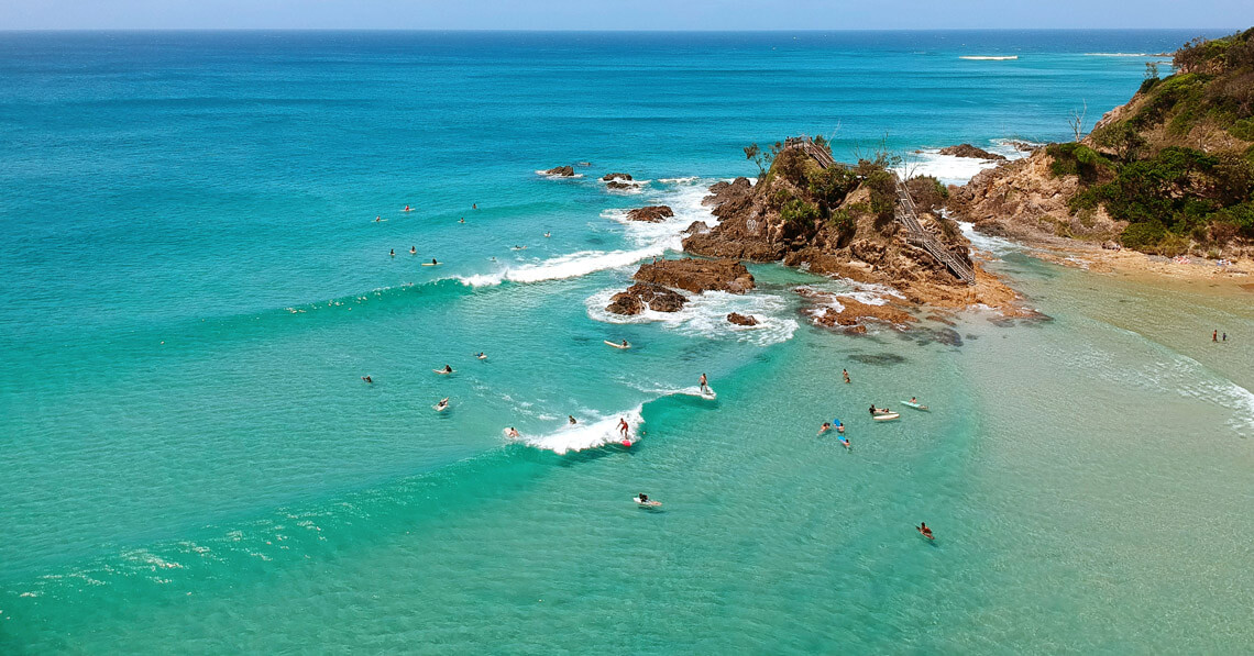Surf spots: wind, swell direction, tide and seafloor play a critical role in the creation of rideable waves | Photo: Shutterstock