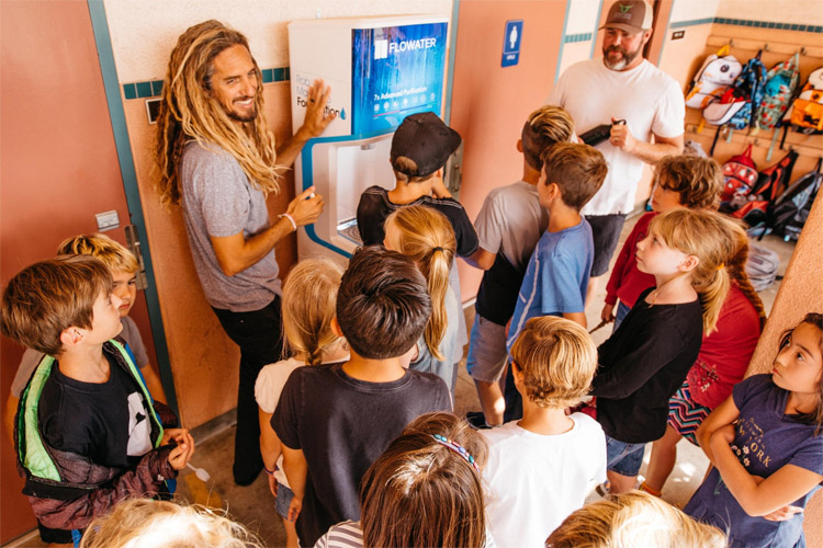 Rob Machado Foundation: educating kids and promoting healthy lifestyles | Photo: RMF