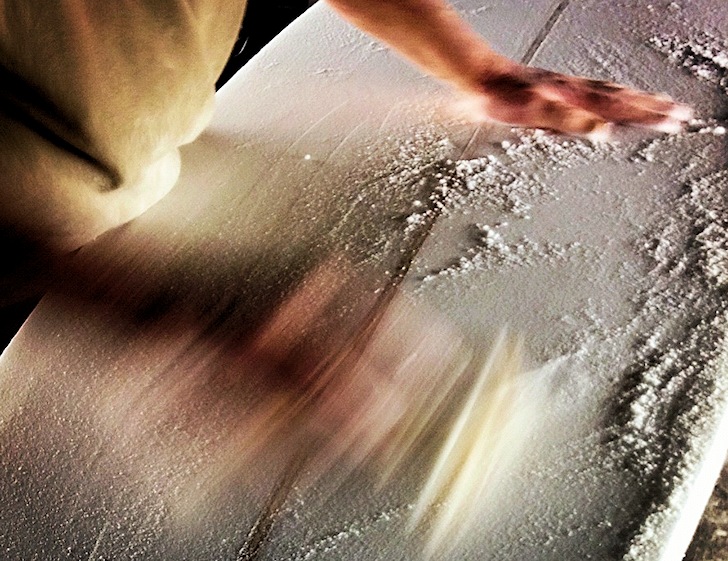 Sanding: the final touches of a new surfboard