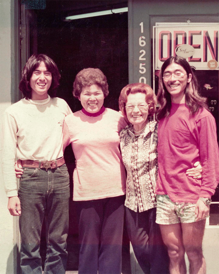 Sato Hughes and Nancy Katin (center): the Japanese seamstress and the Katin Surf Shop founder formed a solid alliance that last decades | Photo: Katin Archive