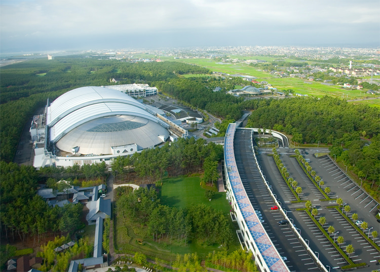 Seagaia Ocean Dome: the structure that once featured the world's largest indoor pool and the world's largest retractable roof | Photo: Max Smith/Creative Commons