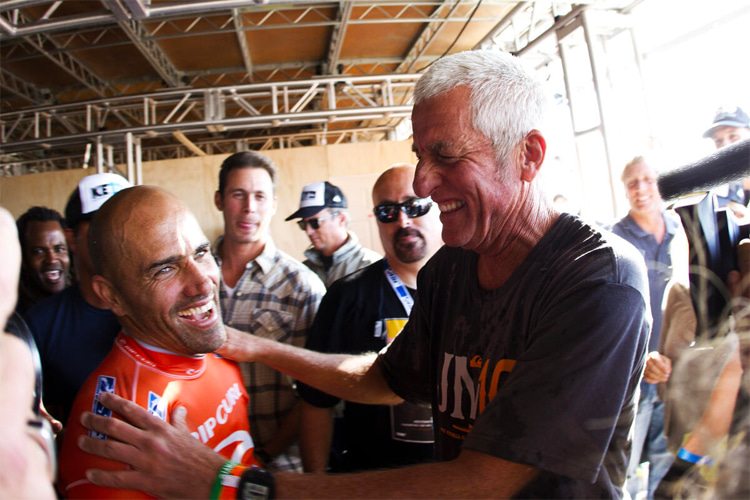 Kelly Slater and Mark Cunningham: celebrating the Floridian's 11th world surfing title | Photo: Scholtz/ASP Kelly Slater and Mark Cunningham: celebrating the Floridian's 11th world surfing title | Photo: Scholtz/ASP