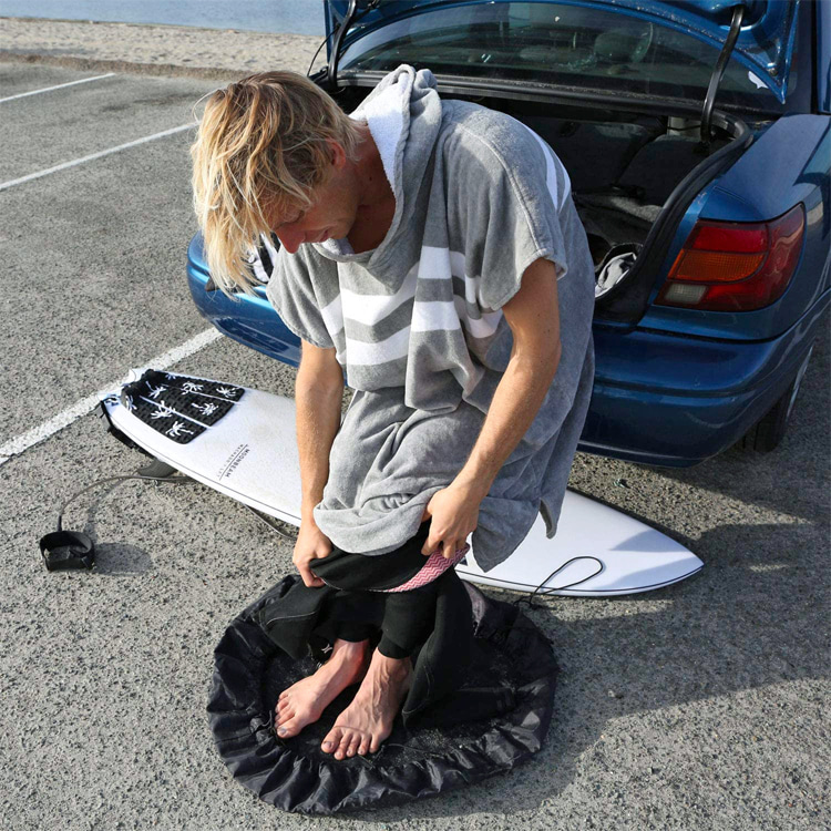 Surf changing robe: the best piece of equipment to keep your private parts to yourself | Photo: Ho! Stevie Surf changing robe: the best piece of equipment to keep your private parts to yourself | Photo: Ho! Stevie