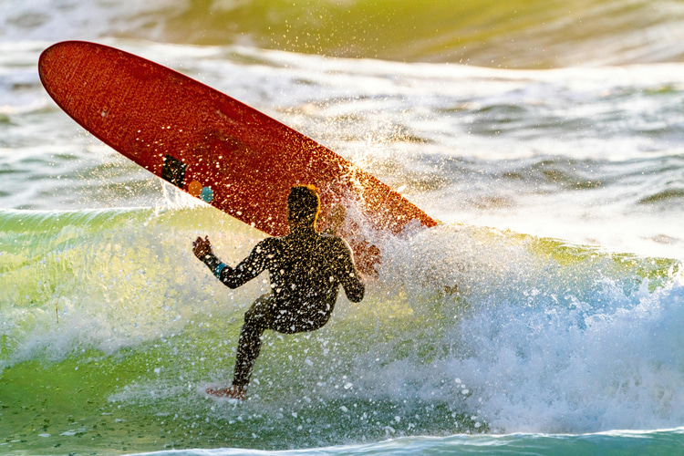 Surfing hazards: surfboards occasionally hit surfers' heads | Photo: Kawasaki/Creative Commons Surfing hazards: surfboards occasionally hit surfers' heads | Photo: Kawasaki/Creative Commons