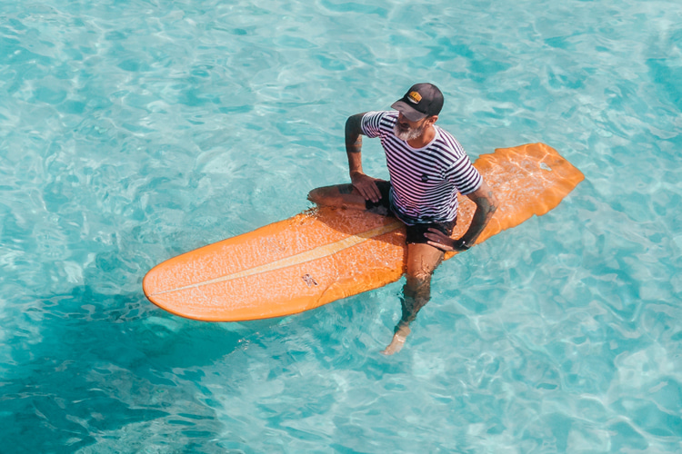 Surf trucker hat or cap: comfortable, breathable, lightweight, and UV radiation proof | Photo: Loiterton/Creative Commons Surf trucker hat or cap: comfortable, breathable, lightweight, and UV radiation proof | Photo: Loiterton/Creative Commons