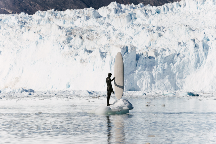 Greenland: when icebergs melt, a surfer needs to be ready | Photo: Jorge Abian