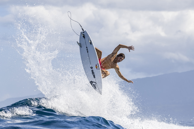 Thruster: three fins are the most popular surfboard setup around the world | Photo: Red Bull