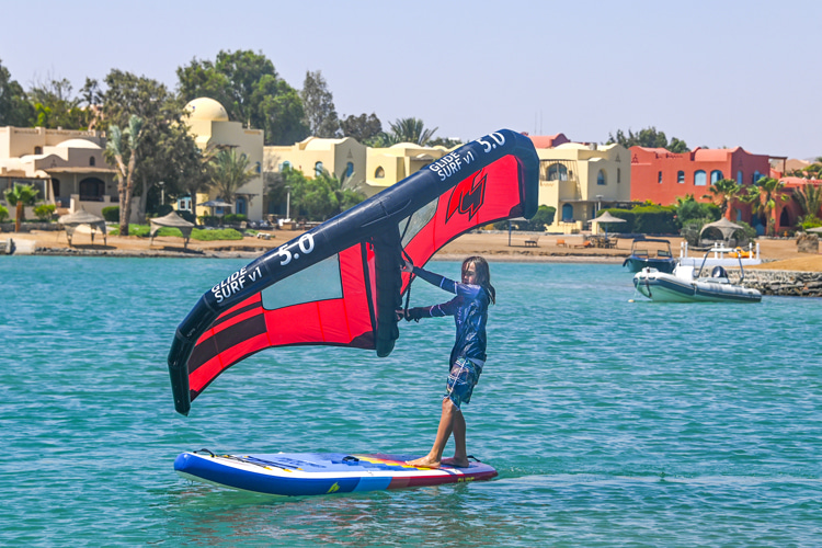 Wing SUP: kneel and get used to the sail before standing up | Photo: F2